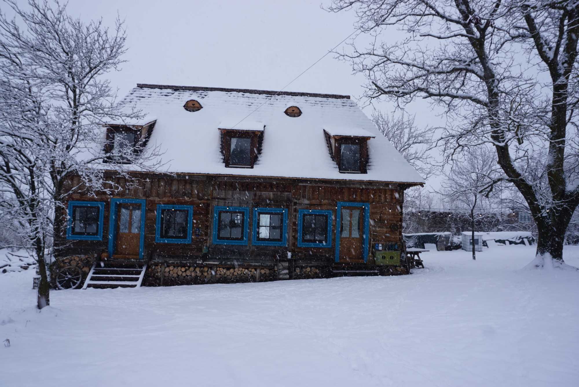 Afacere la cheie: 2 case de lemn, traditionale maramuresene in Breb