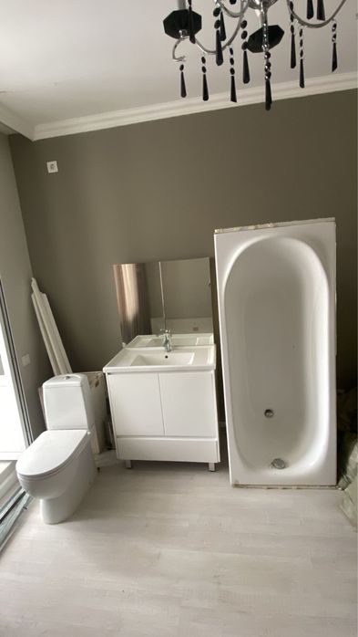 Продам ванну, туалет, раковину с полкой