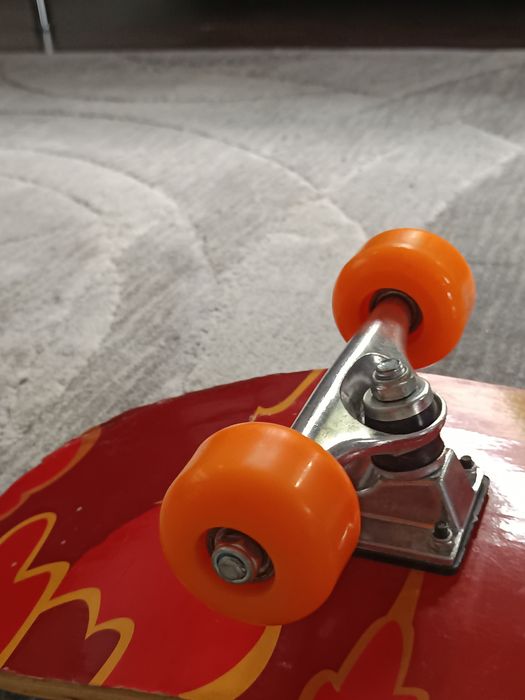 Skateboard Nou / Aproape Nou - Design Vibrant, Roți Portocalii