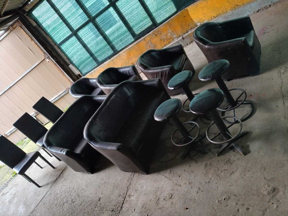 Mobilier : mese, canalpee, scaune