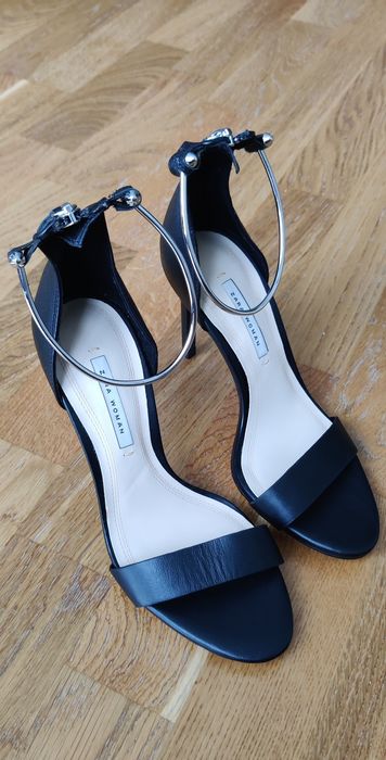 Sandale negre cu baretă metalică