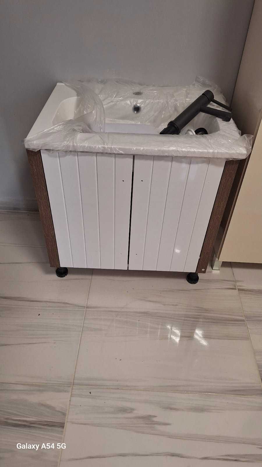 Шкаф за баня с мивка и батерия