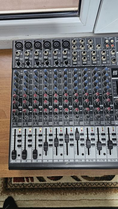 Mixer audio Behringer Xenyx 1832 fx,Boss dr-880