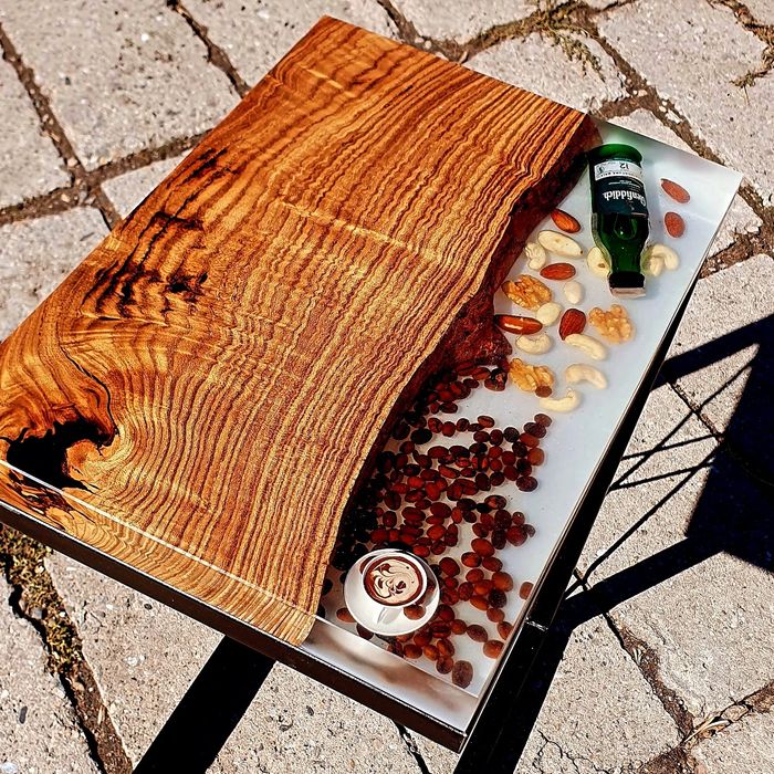 Маса от епоксидна смола и дърво