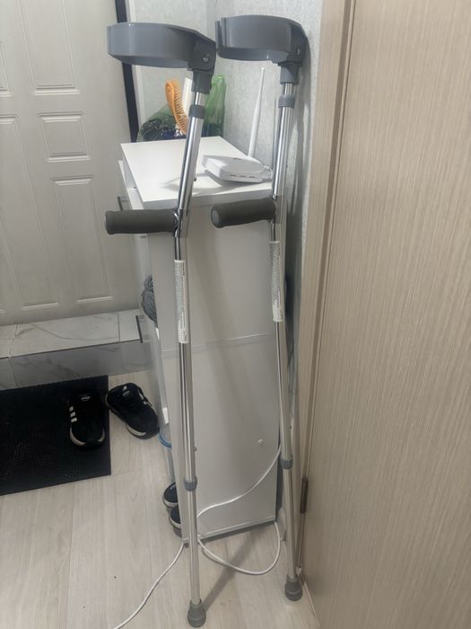 Продам пару костылей