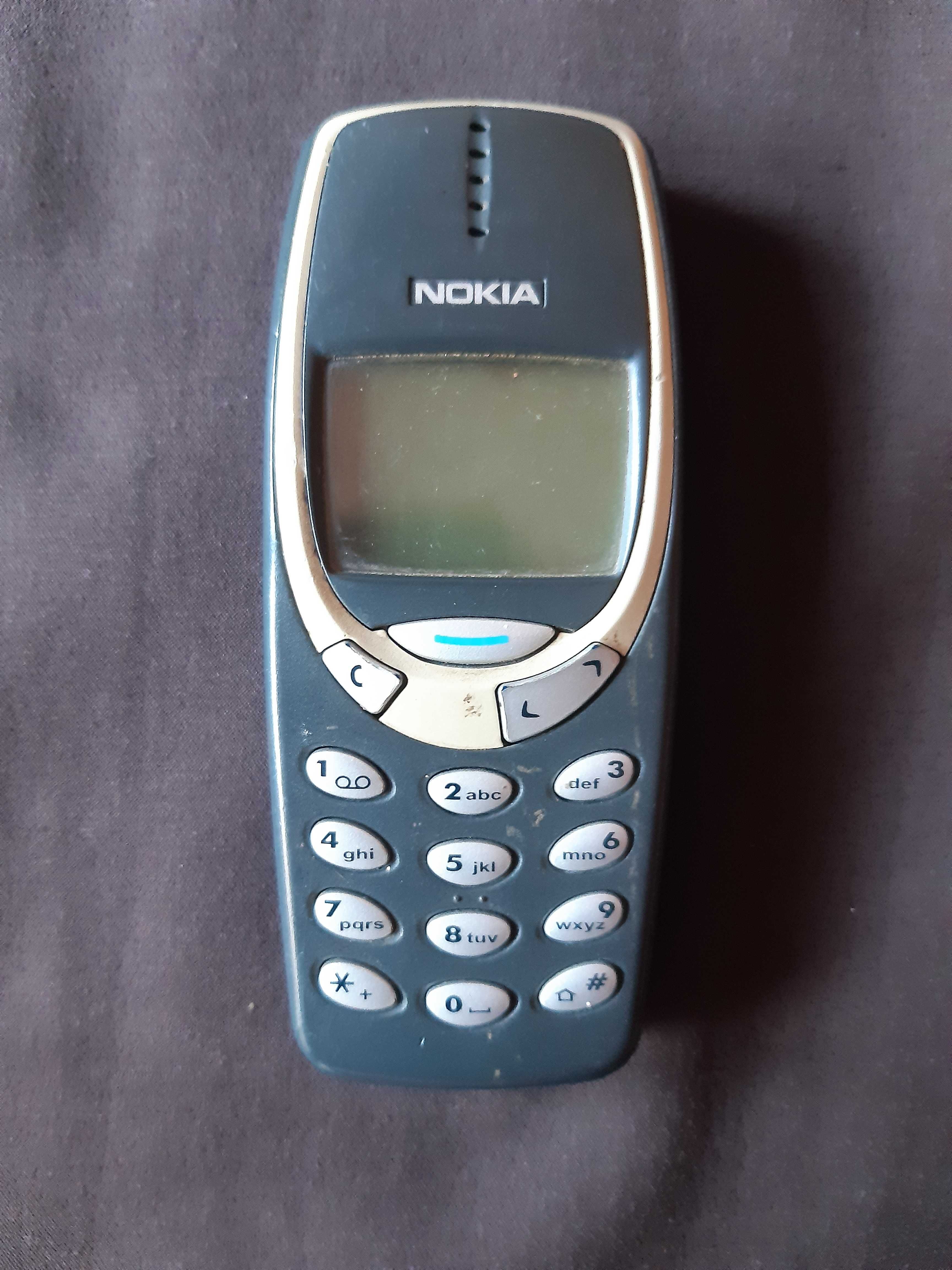 NOKIA 3310 мобилен телефон ,за части с батерия
