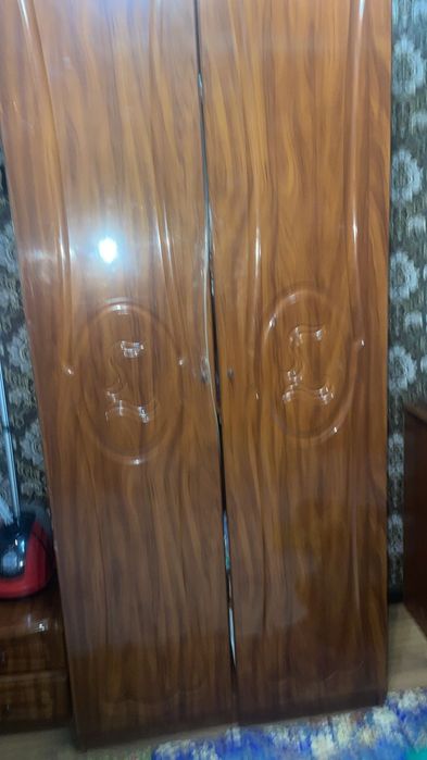 Продам бу шкаф, две тумбочки и туалетный стол.