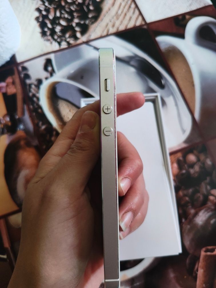 продавам iphone 5 SE