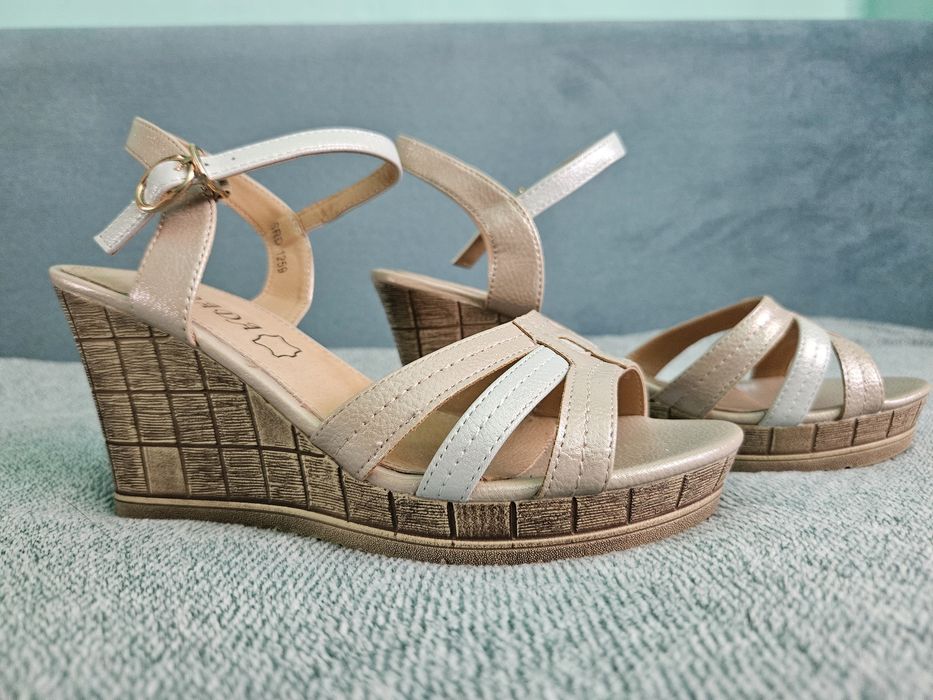 Sandale bej sidefat marimea 38/39