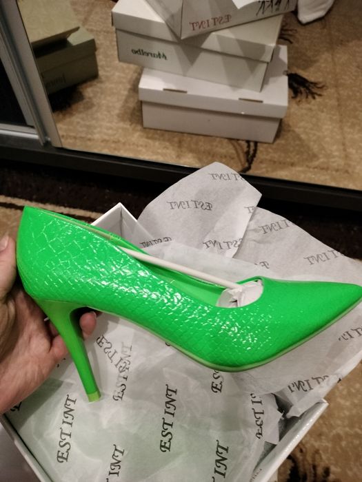 Pantofi stiletto verzi și stiletto negri (din piele)