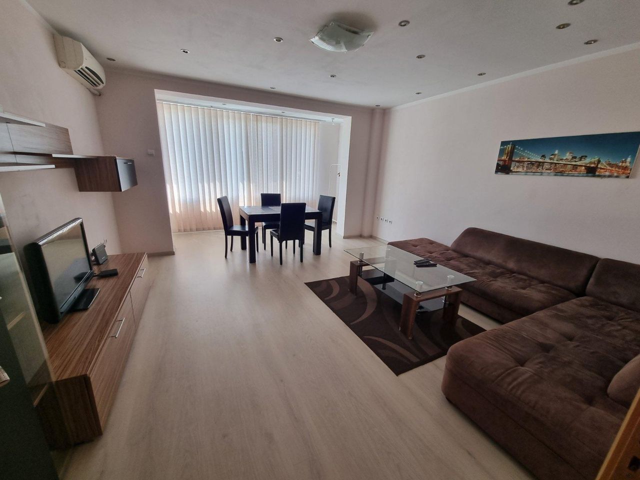Дава се под наем Тристаен апартамент в Пловдив, Кършияка - 97 кв.м за 550 € - Снимка #1