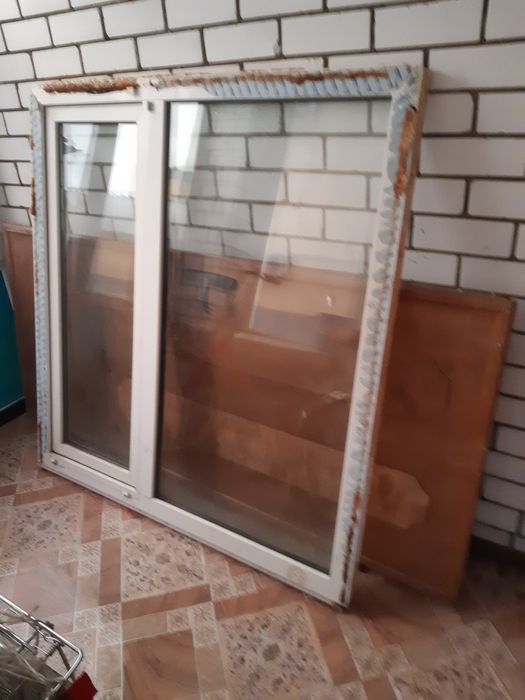 Пластиковое окно и входная металлическую дверь. И дверь межкомнатные.