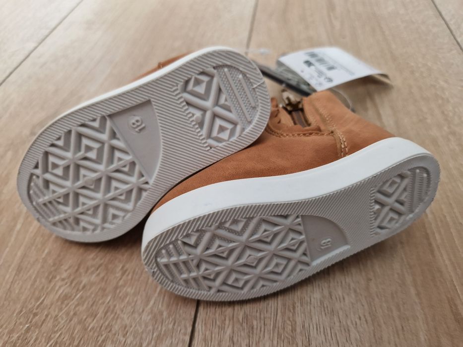 Ghete noi cu eticheta, marime 18