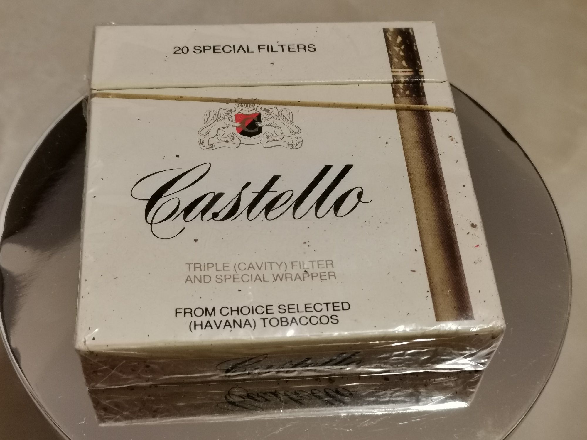 Un pachet de Castello anii '90 nedesfăcut.