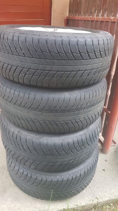 Vand set roti 225 55 r17 marca bmw, de iarna
