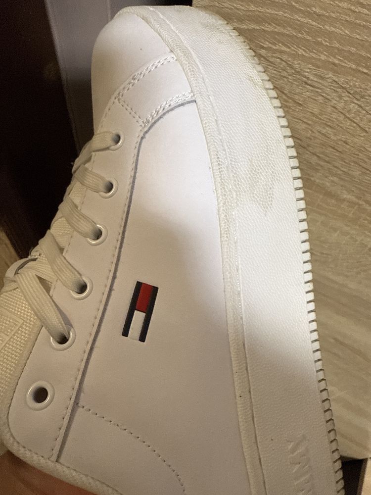 Маратонки Michael Michael Kors и маратонки Tommy Hilfiger