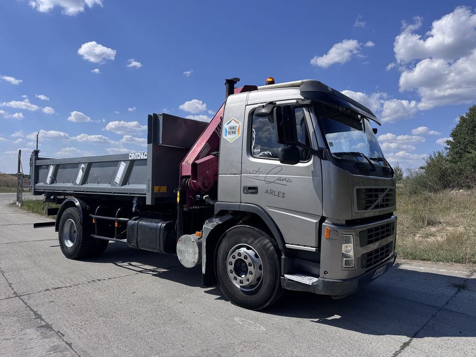 Camion basculabil si macara Volvo