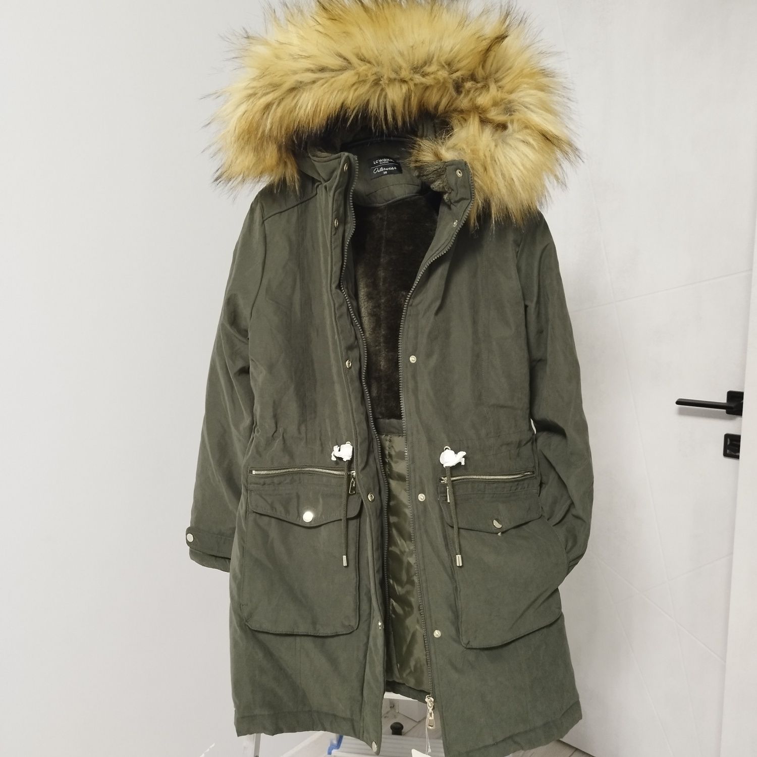 Новые фирменные зимние куртки для девчат 42р