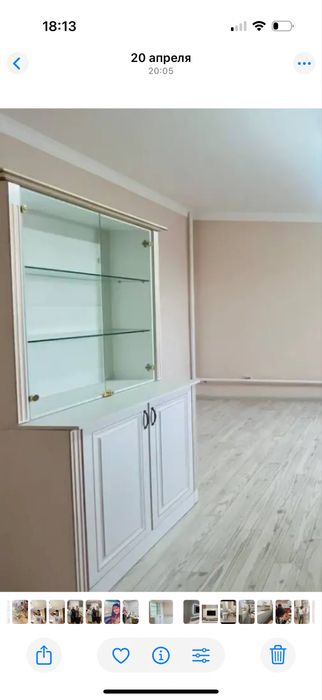 Шкаф стеклянными полками