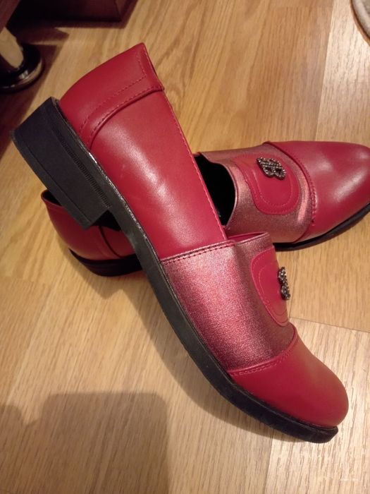 Vând pantofi mocasini dama negri și roșii mărimea 38