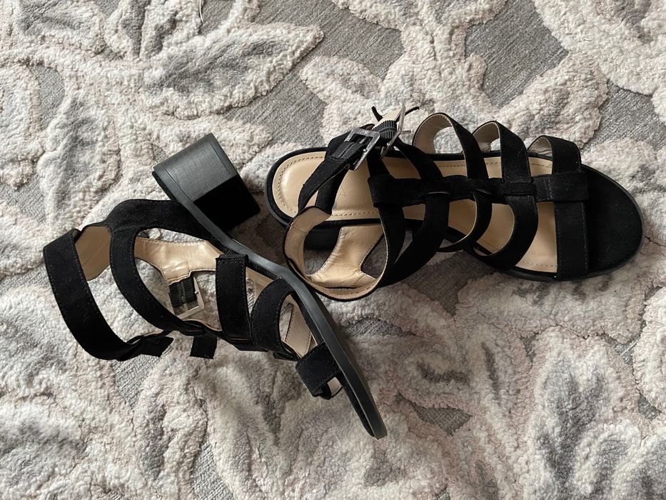 Sandale noi. Marime 37