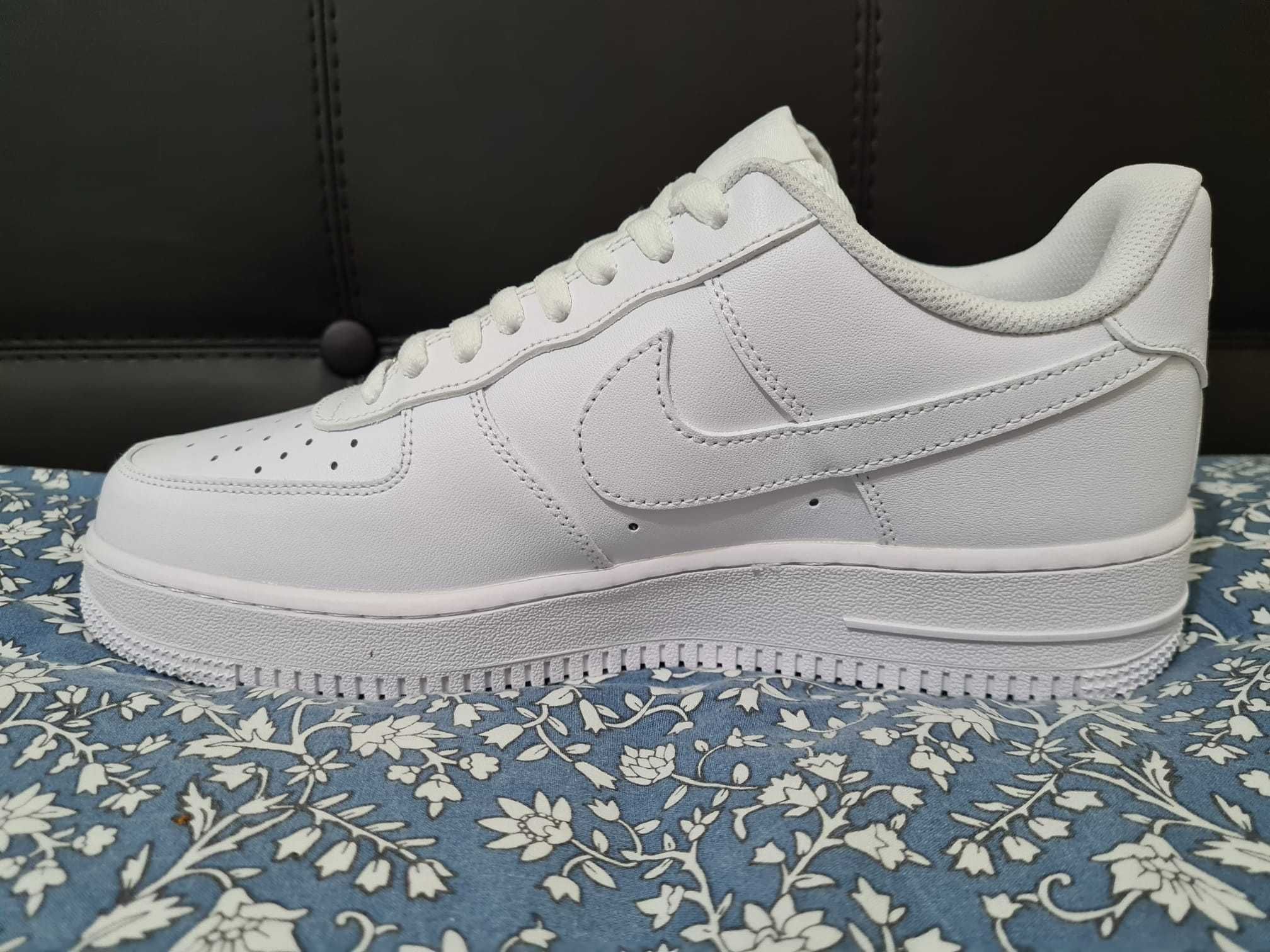 Nike Air Force 1 Triple White