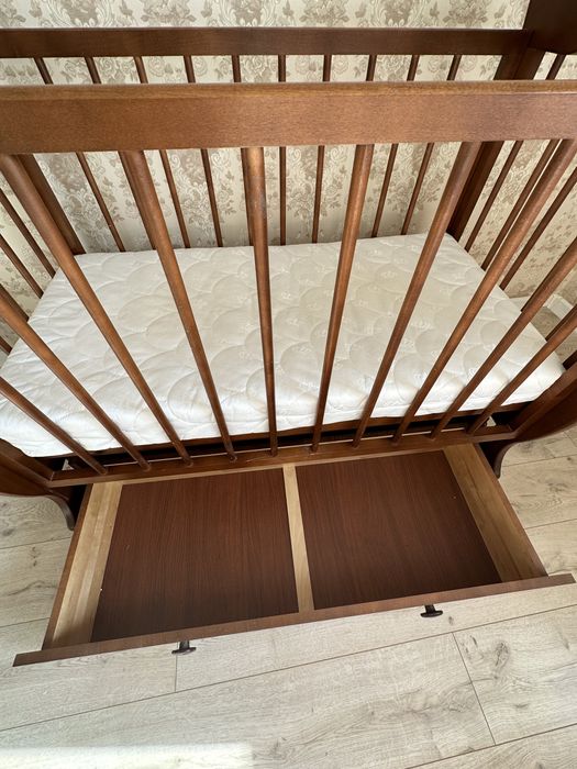 Манеж из дерева с ящиком