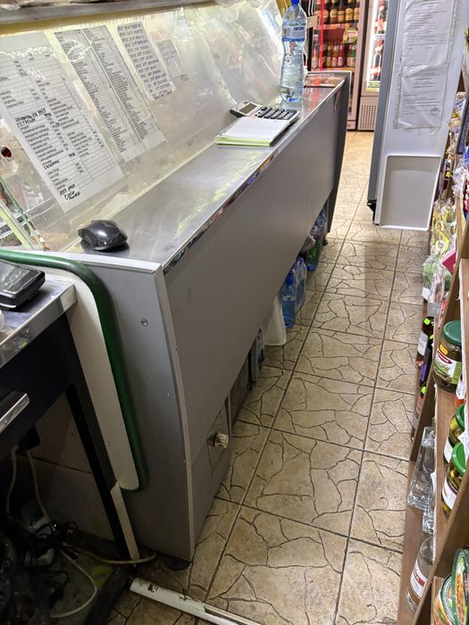 Продавам хладилна витрина и касов модул