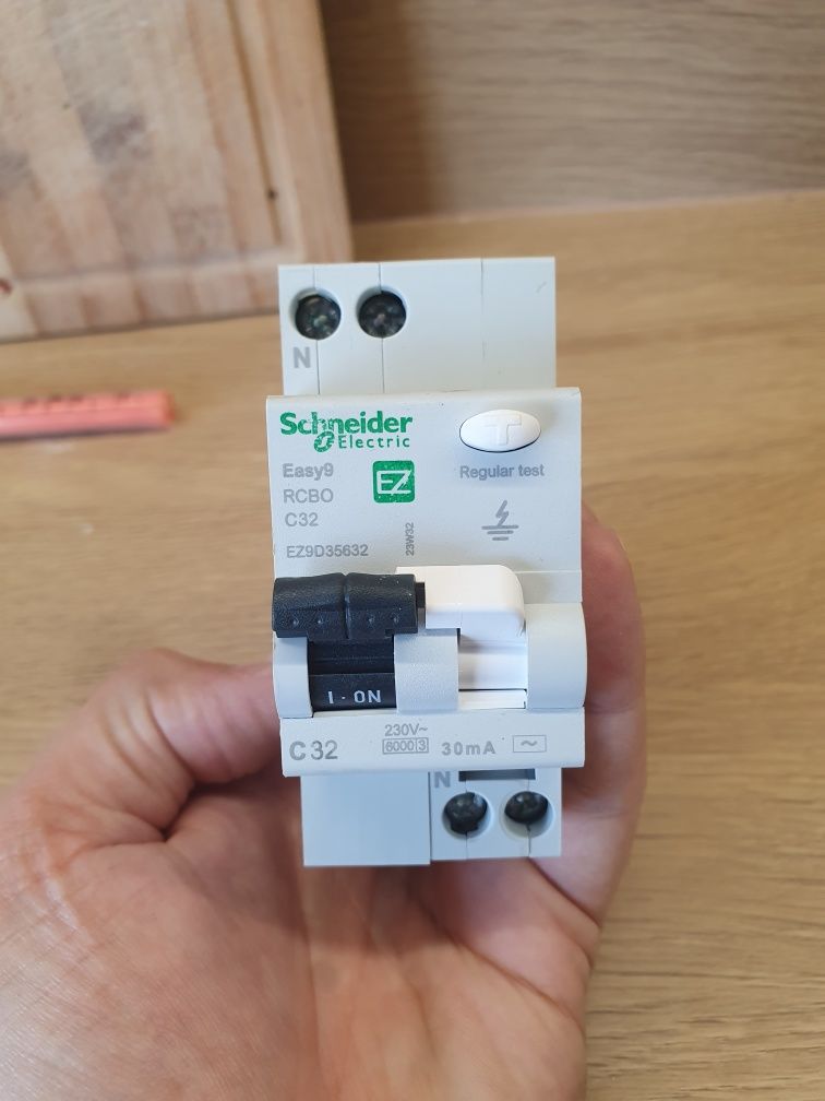 Schneider electric дефектнотокова защита