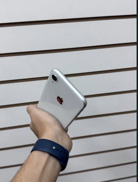 Iphone xr rangi oq 64gb yomkist74% narxi 200$ kelishiladigan joyi bor