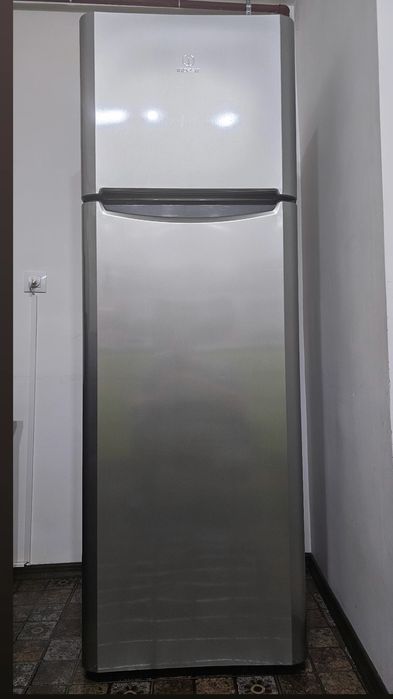 Frigider Indesit TIAA 12 X, 313 L, 2 uși, inox, funcțional, stare bună