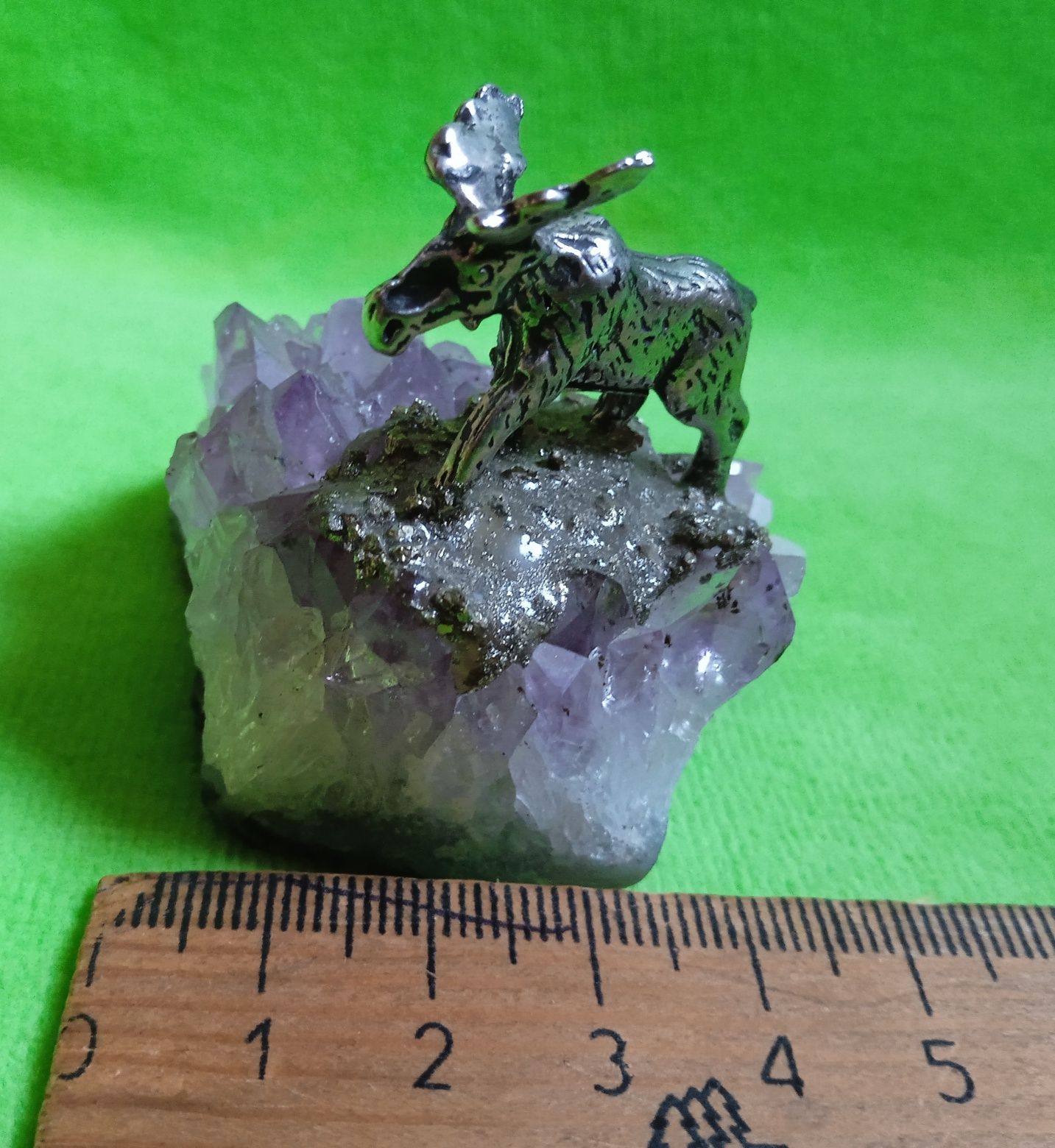 Композиция "Лось" с натуральной друзой аметиста. 5 х 5,2  см.