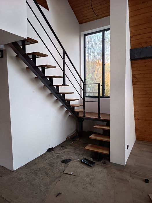 Vindem scări interior de lemn