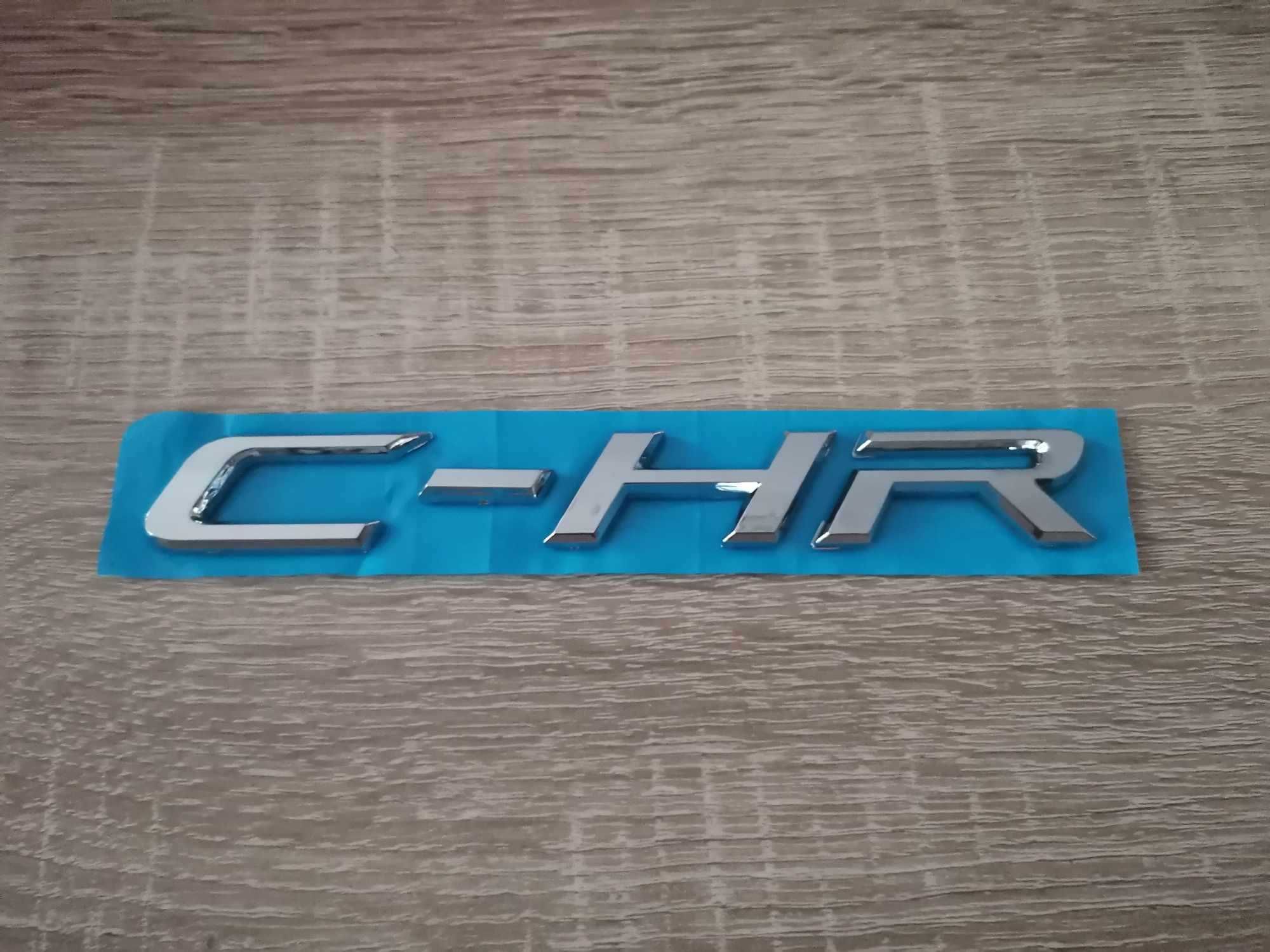 сребрист надпис емблема Toyota C-HR
