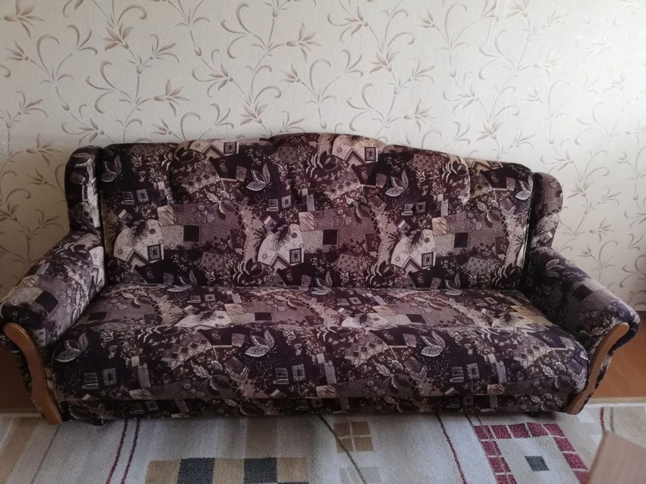Диван с двумя креслами.