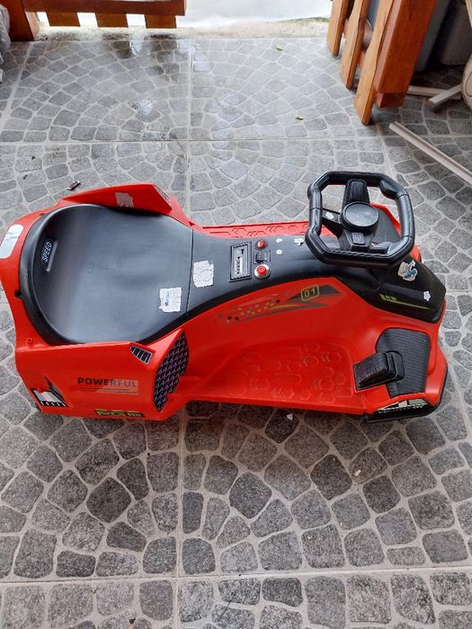 Kart electric cu muzică integrată și lumini colorate