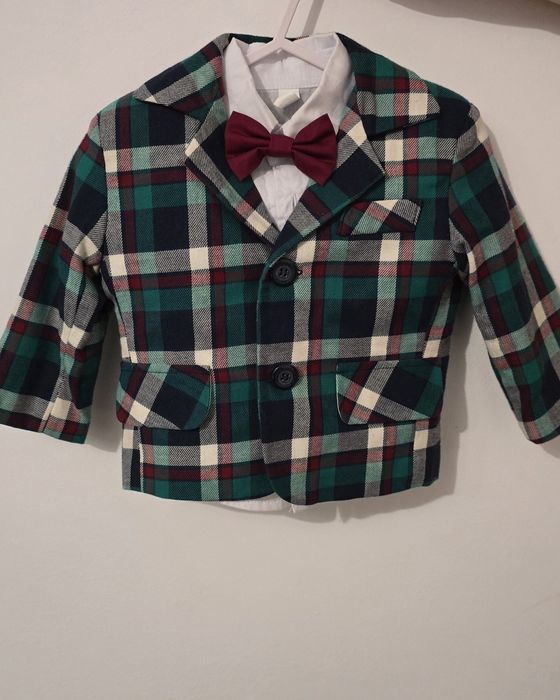 Vand costum bebe nou 6-9 luni