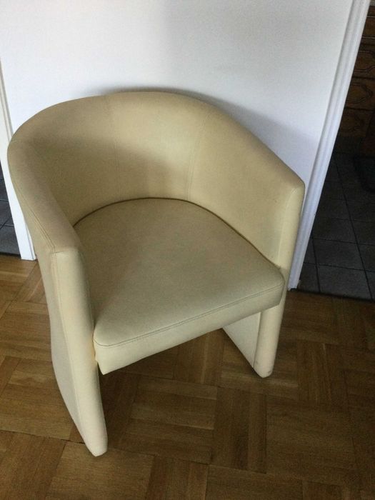 кожено канапе и стол