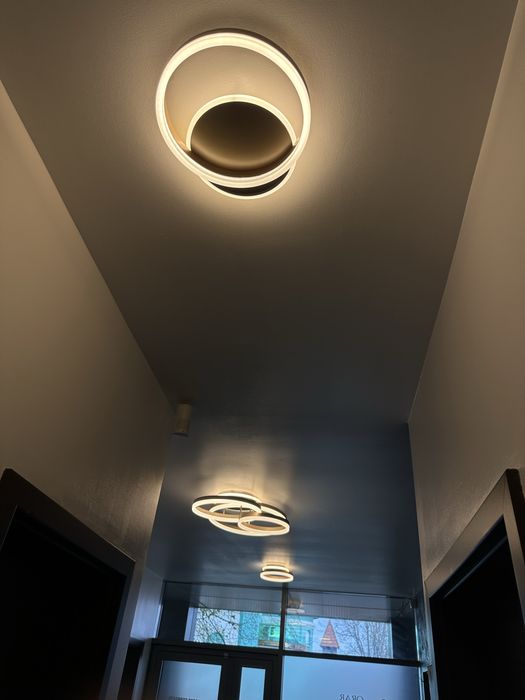 Lustre LED , culoare aurie , lumina este calda .