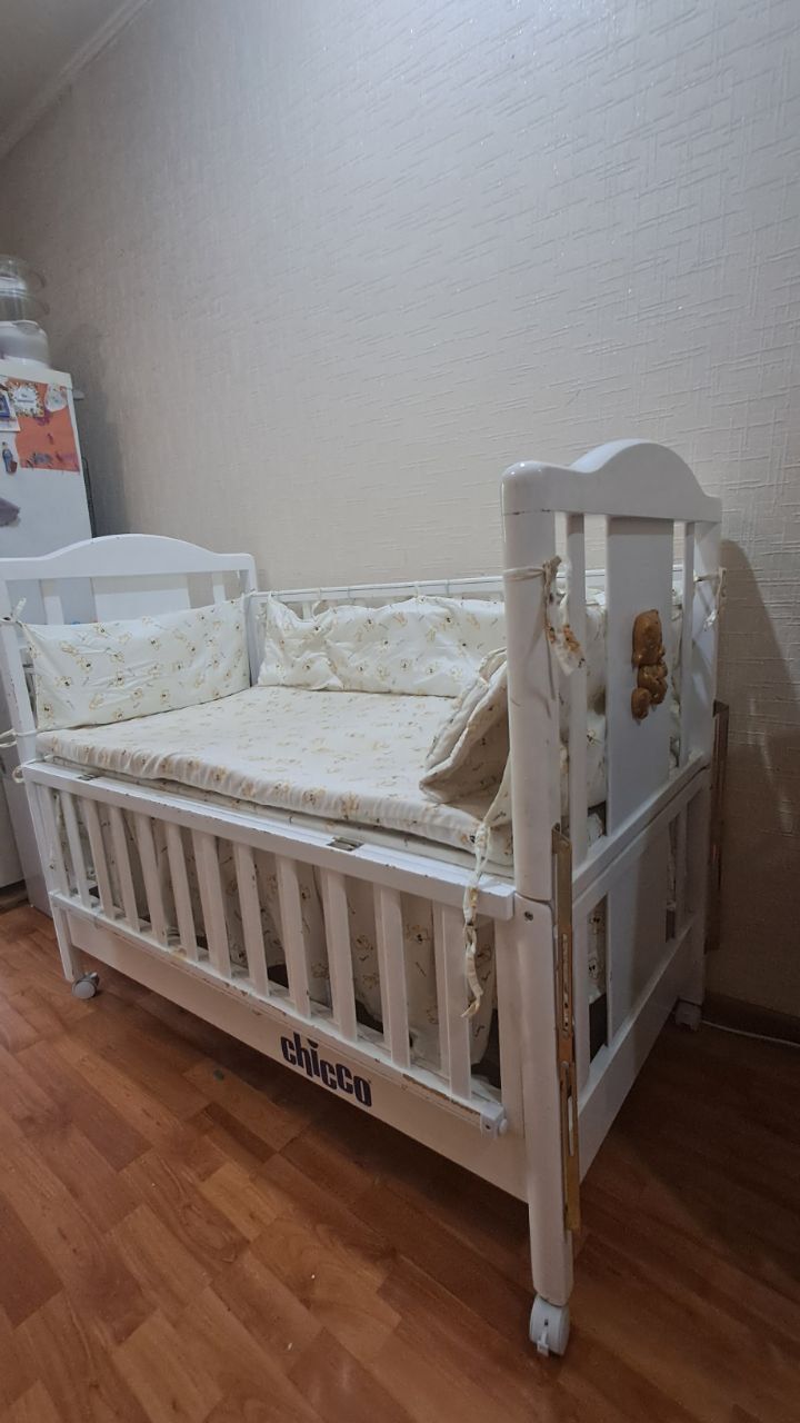 Кроватка детская б/у Chicco (коляска в подарок)