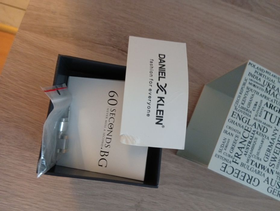 Продавам стилен дамски часовник Daniel Klein