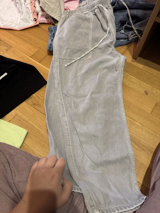 Продавам чанта със женски дрехи и обувки