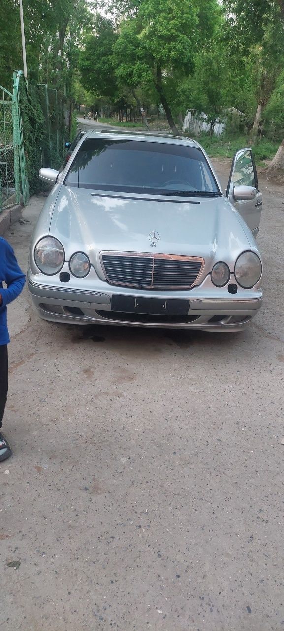 Мерсдес 210 ресталлин сотилади.
