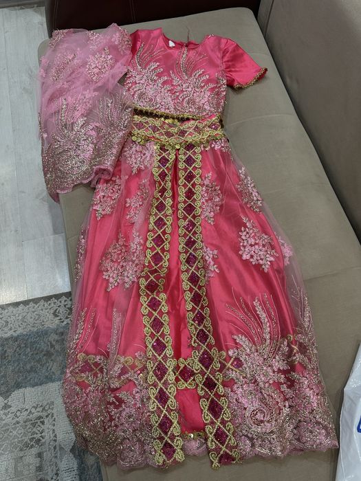 Индиский костюм  с золотой вышивкой и блестящими акцентами.