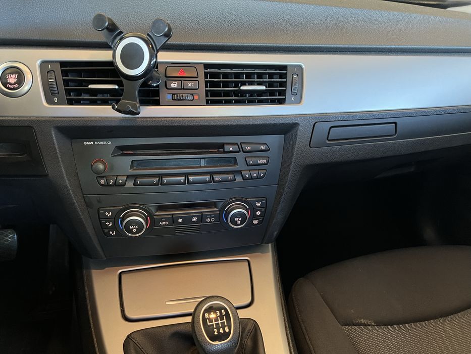 BMW 318i e90 • 129 CP • An 2006 • 273982 km • Pret 2600 €