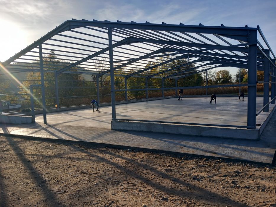 Vand hale metalice avem pe stoc asiguram transport si montaj rog serio