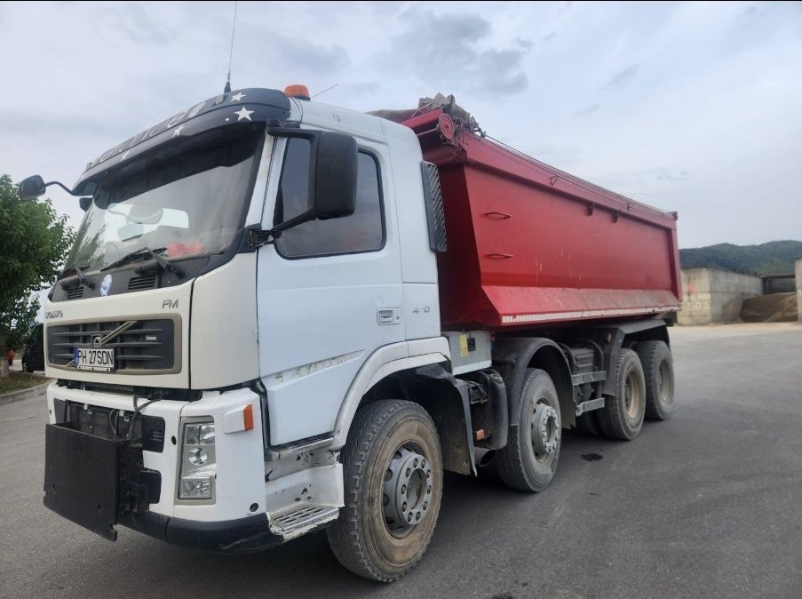 Executam lucrări cu utilaje defrișări terenuri și totcat resturi veget