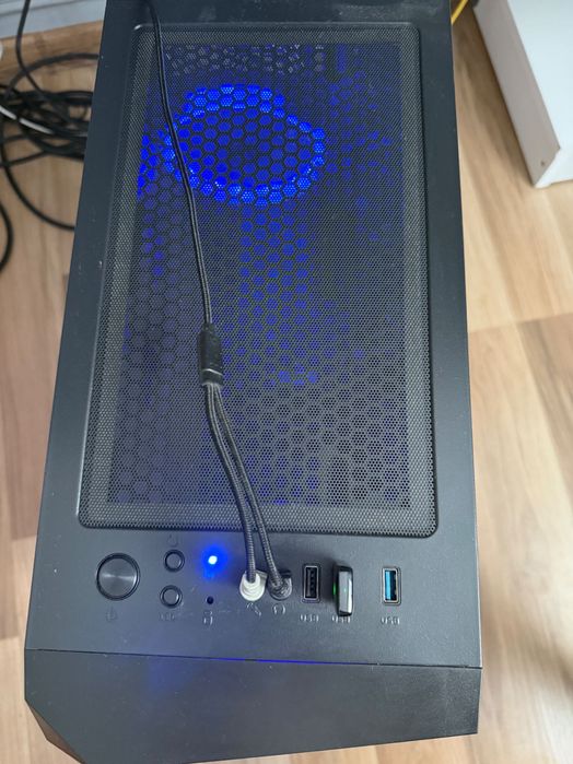 Set gaming ( are tot , fără mousepad și căști)