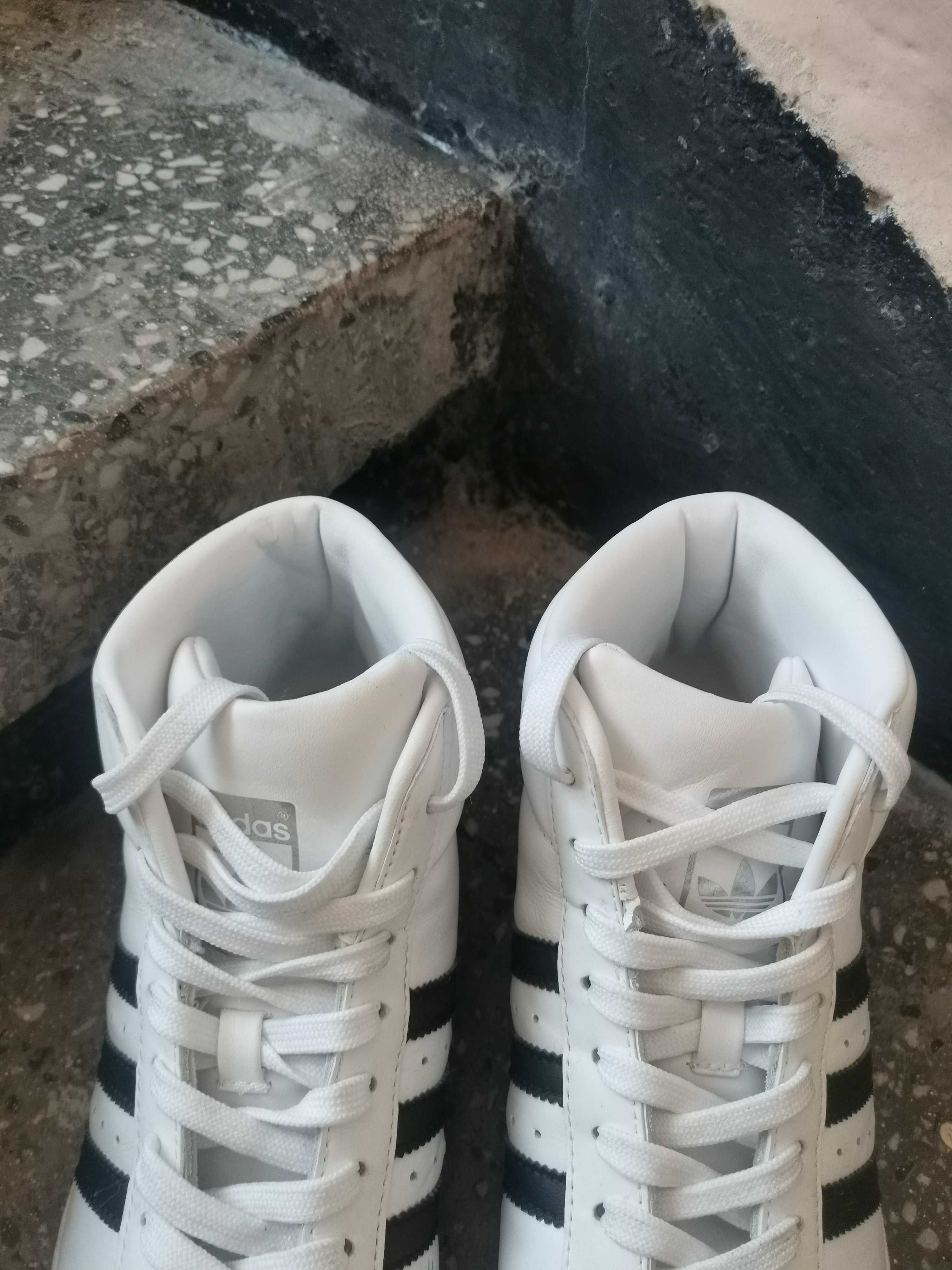 Продавам обувки Adidas дамски модел BB2131