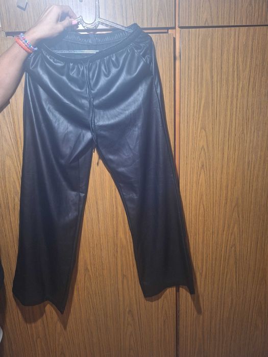 Продавам черен кожен панталон чарлстон, уголемен
